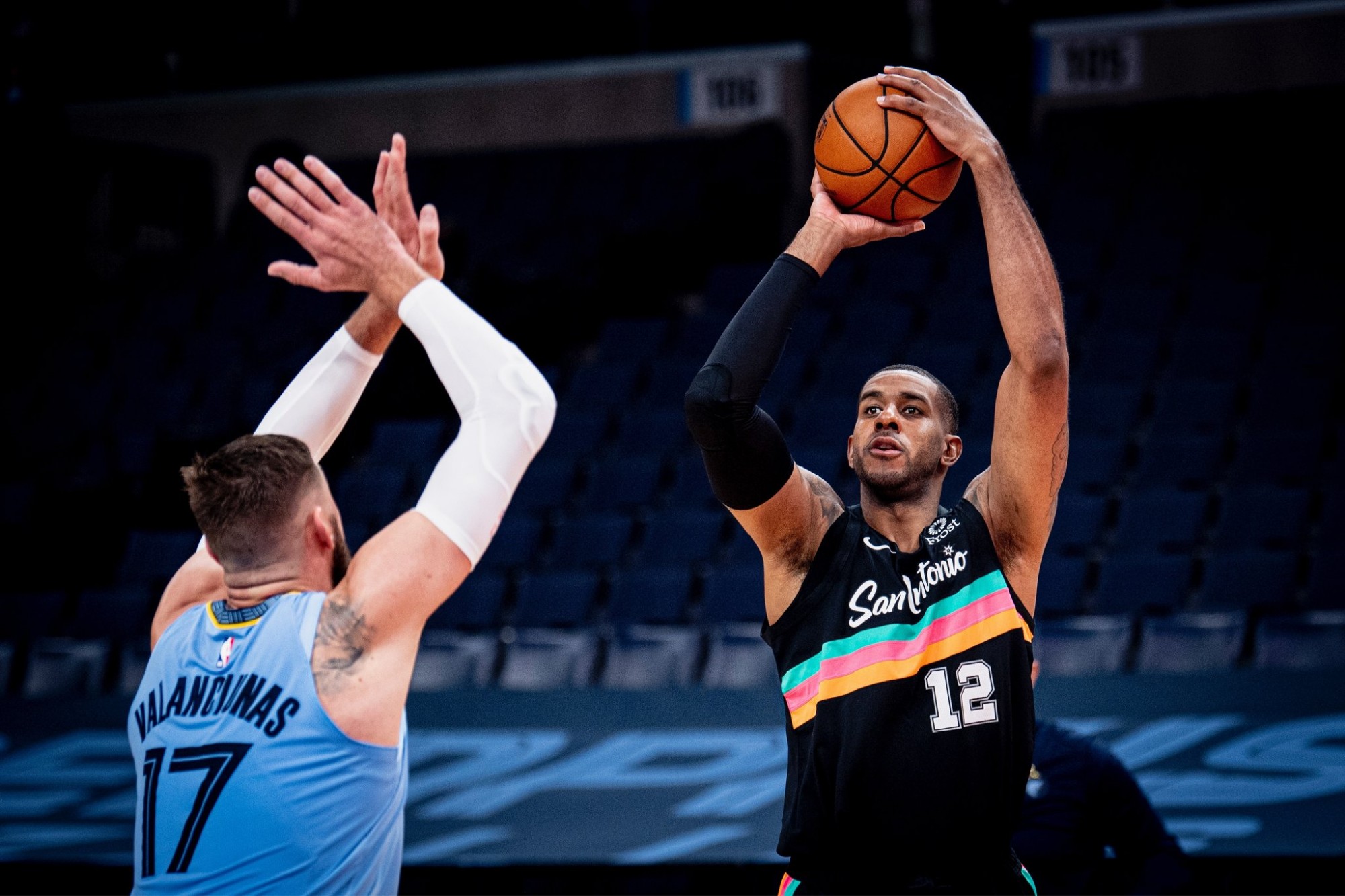 他先是凭借 他先是凭借